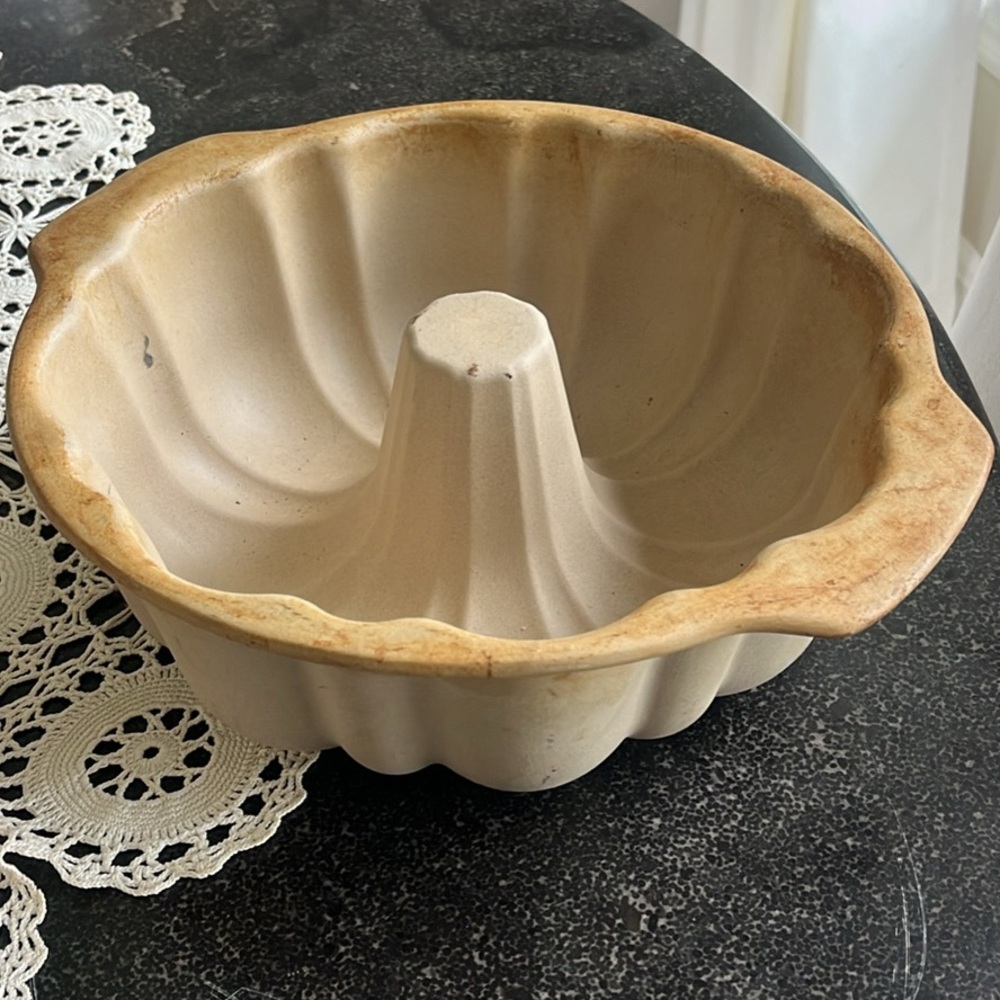 Pampered Chef Family Heritage Large Deep Dish Bundt Pan – 10.5” Stoneware